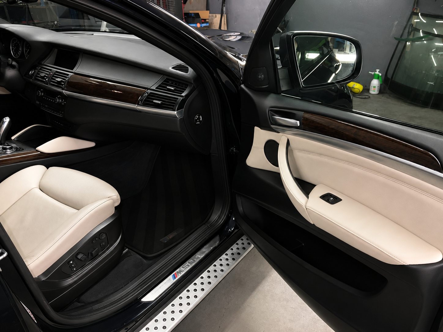 Detailně vyčištěný interiér BMW Čištění interiéru auta Odolena Voda u Prahy - vyčištěný interiér BMW