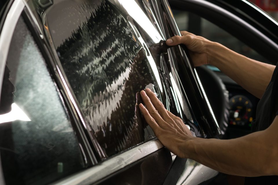 Tónování autoskel Odolena Voda u Prahy - instalace autofólie na boční sklo