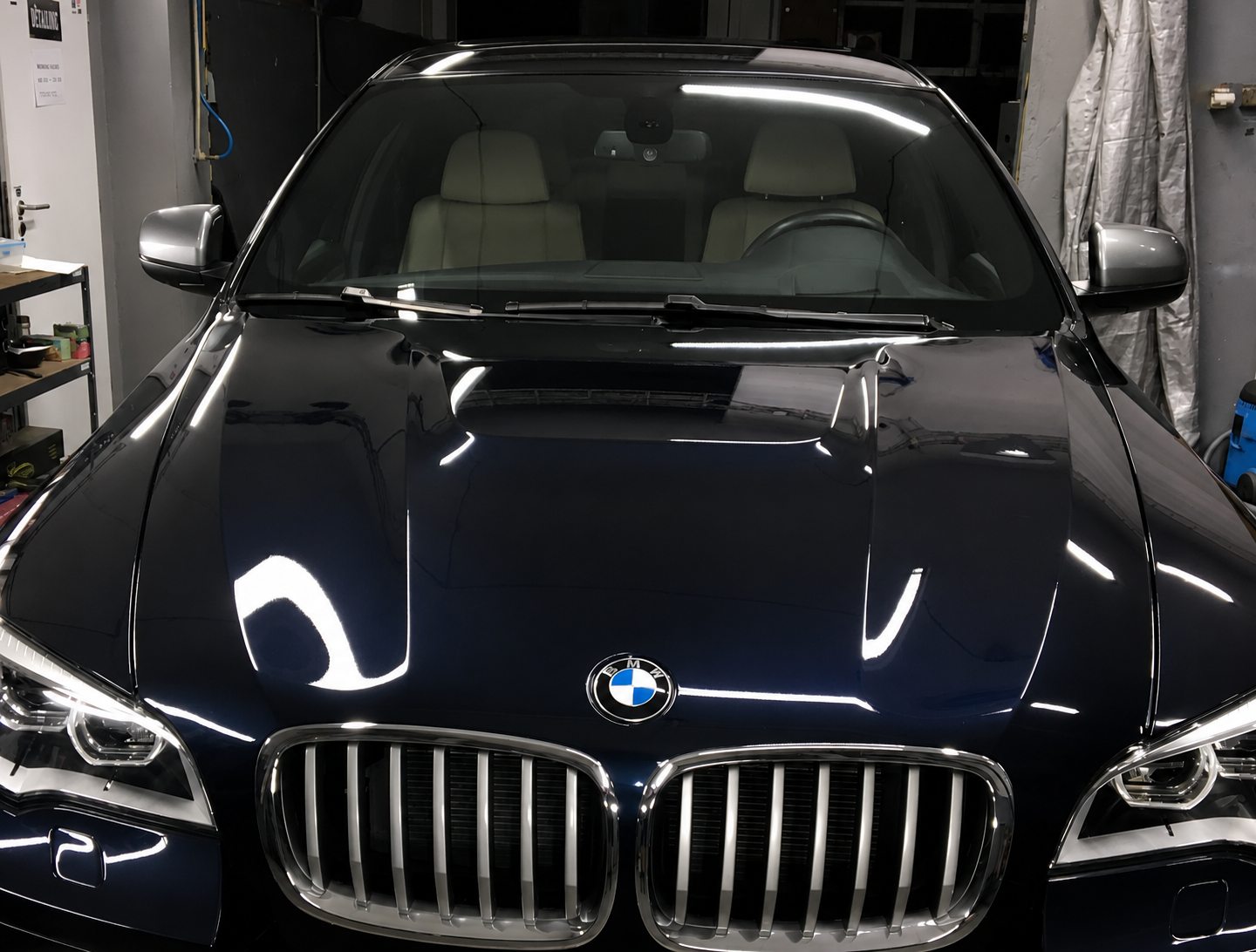 Leštění laku Odolena Voda u Prahy - černé BMW po profesionálním leštění kapoty