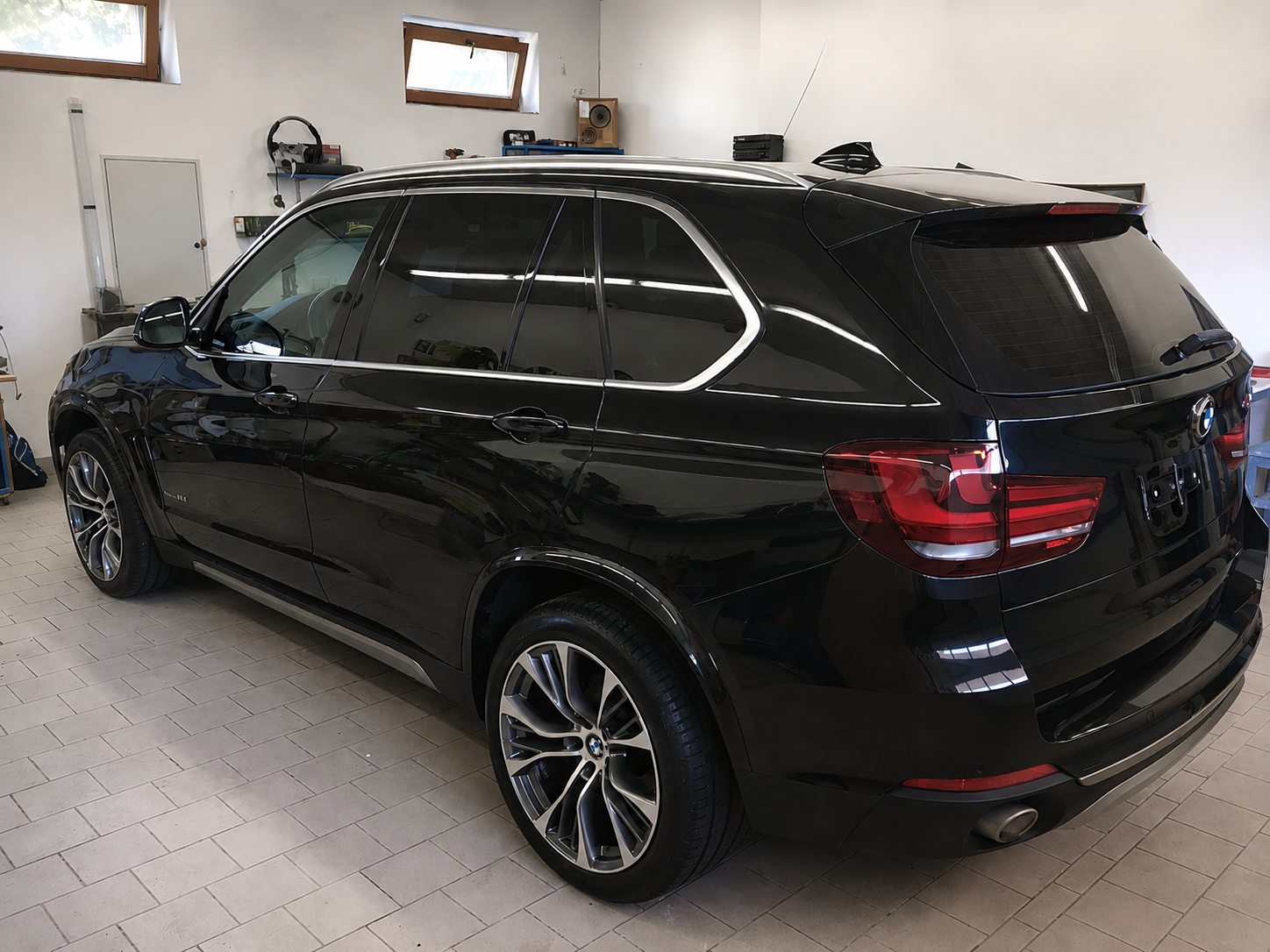 Leštění auta Odolena Voda u Prahy - černé BMW X5 po leštění laku