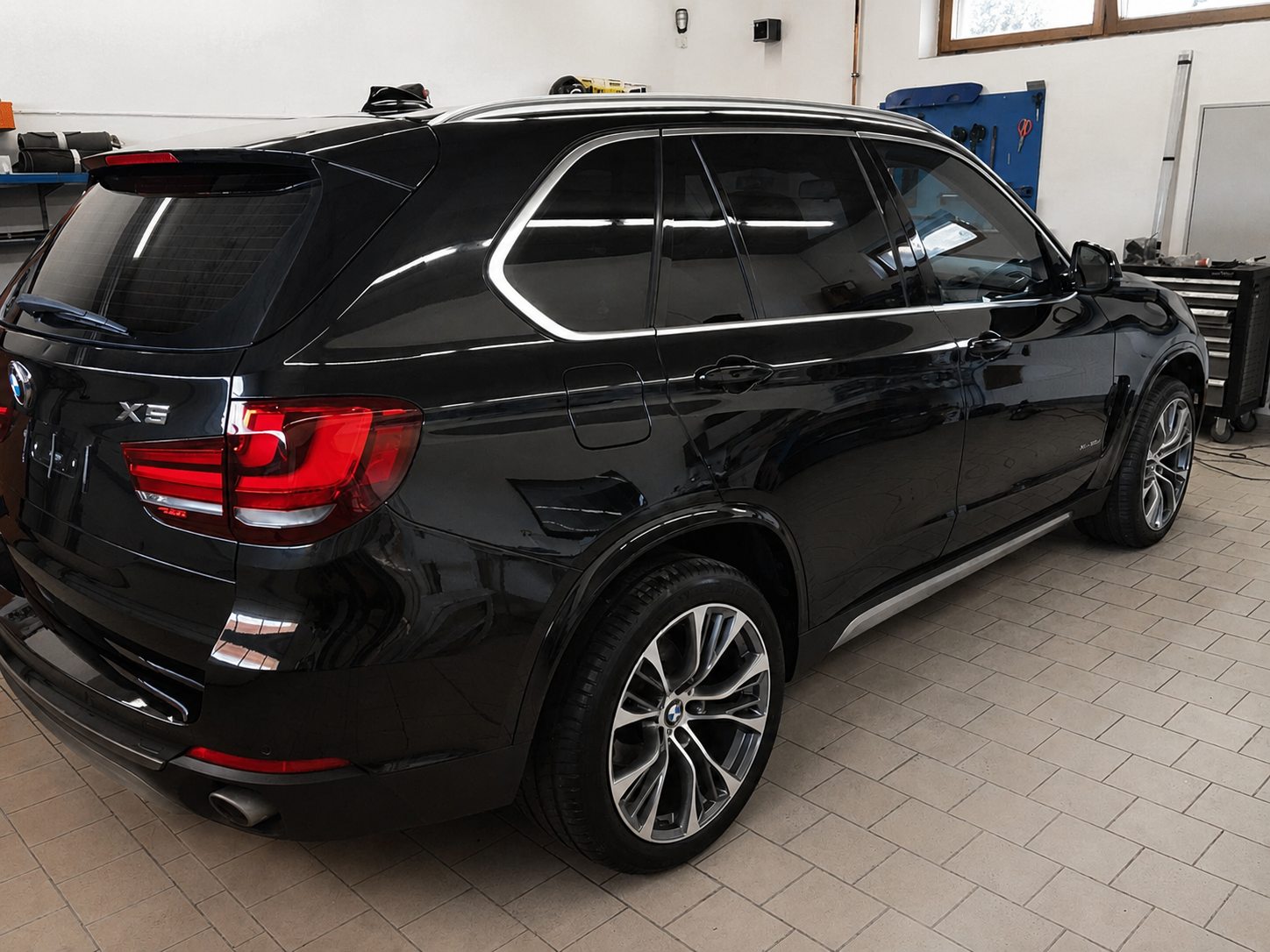 Leštění laku auta Odolena Voda u Prahy - lesklý černý lak BMW X5 po práci