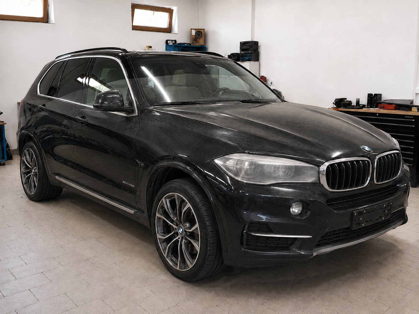 Leštění laku Odolena Voda u Prahy - černé BMW X5 před leštěním se sjednoceným pozadím