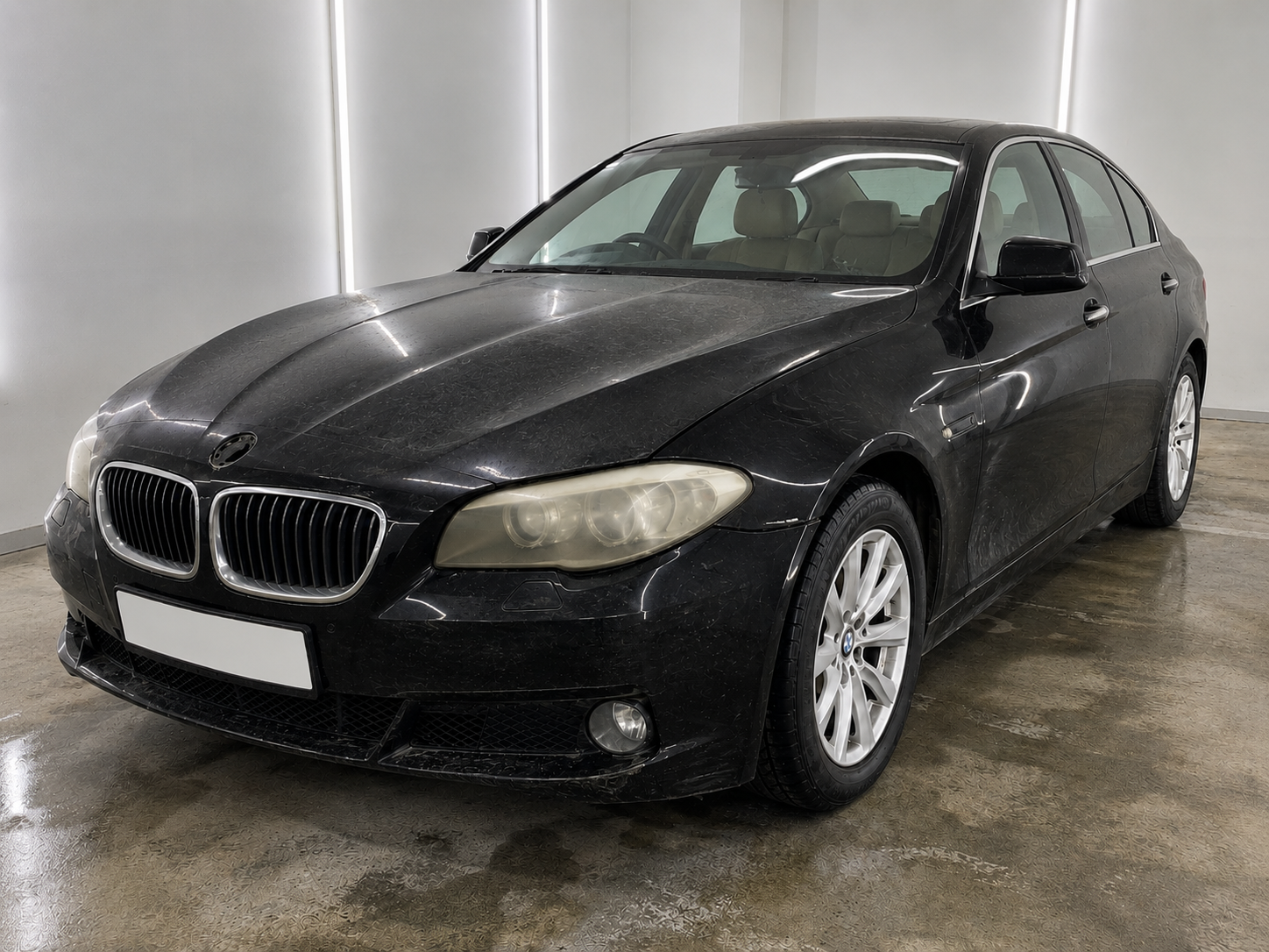 Příprava auta na prodej Odolená Voda u Prahy - černé BMW před čištěním a leštěním